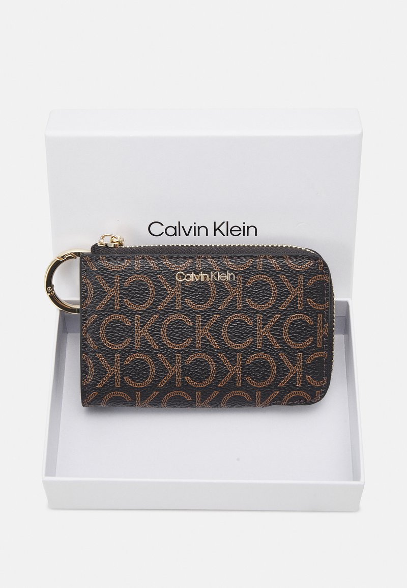 Damen Geldbörsen | Calvin Klein MUST CARDSLOT MONO Geldbörse brown mono/braun - ZT88756 Damen Geldbörsen | Calvin Klein MUST CARDSLOT MONO Geldbörse brown mono/braun - ZT88756
