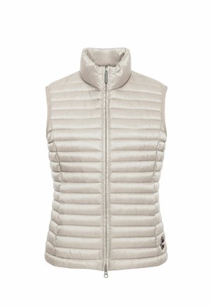 Chaleco acolchado sin mangas de color gris claro con cuello alto y cremallera frontal, presenta costuras horizontales y un pequeño logo cerca del dobladillo.