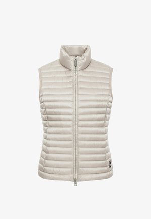 Chaleco acolchado sin mangas de color gris claro con cuello alto y cremallera frontal, presenta costuras horizontales y un pequeño logo cerca del dobladillo.