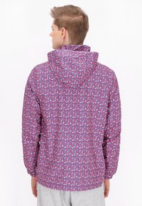 Jachetă cu glugă, cu un model în nuanțe de roz și albastru, având o textură ușoară și netedă, cu manșete elastice și un design abstract vibrant.