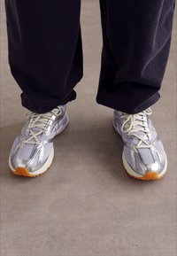 Under Armour APPARITION - Sneaker low - metallic silver/mod gray