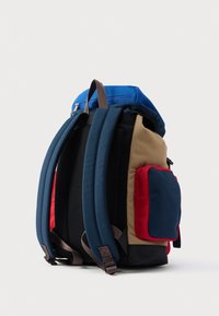 Rucsac cu partea superioară albastră, corp kaki, accente roșii și bleumarin. Dispune de bretele căptușite, multiple compartimente și țesătură texturată pentru durabilitate.