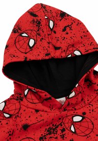 Felpa rossa con multiple stampe in bianco e nero del volto di Spider-Man e design con macchie di vernice nera, foderatura interna nera nel cappuccio.