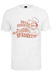 Hvid bomulds t-shirt med orange grafisk tekst og kok-illustration, der siger "Glem aldrig min mors spaghetti, varm & frisk."
