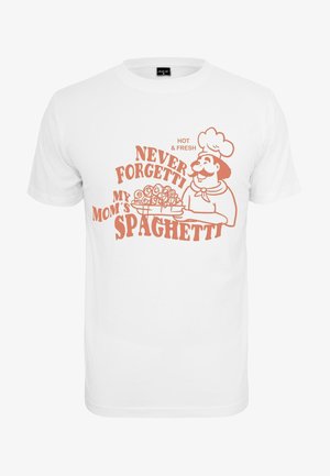 Balta kokvilnas T-kreklu ar oranžu grafiku un šefpavāra ilustrāciju, uz kuras ir teikts: "Nekad neaizmirstiet manas mātes mērci, karsta un svaiga."