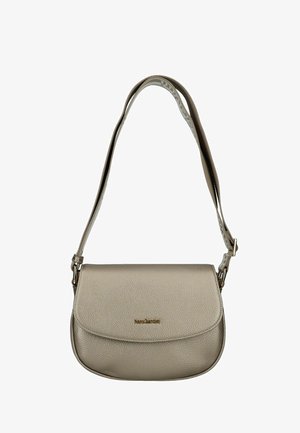 Sac à bandoulière en cuir beige texturé avec sangle réglable et fermeture à rabat, arborant un petit logo de marque doré au centre avant.