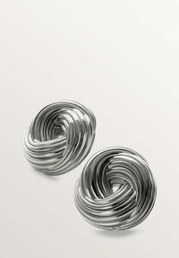 Pendientes de metal en tono plateado con un diseño circular retorcido y surcos texturizados, que crean un aspecto estratificado y una superficie reflectante.