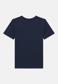 Σκούρο μπλε κοντομάνικο μπλουζάκι φτιαγμένο από μαλακό ύφασμα με στρογγυλή λαιμόκοψη και χωρίς ορατά γραφικά ή διακοσμητικά στην πλάτη.