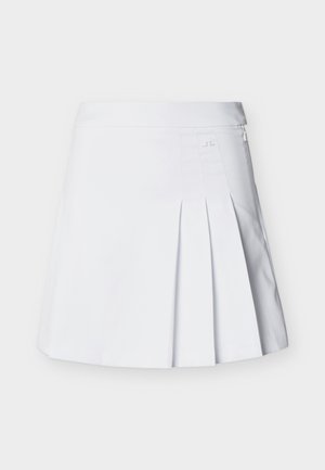 Fustă albă plisată cu fermoar lateral și logo mic embosat pe pliul din dreapta, afișată pe un fundal simplu, deschis la culoare.