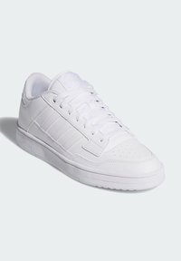 Biele atletické tenisky vyrobené z hladkého syntetického materiálu, s tromi bočnými pruhmi, textúrovanou gumovou podrážkou a perforovanou špičkou pre priedušnosť.