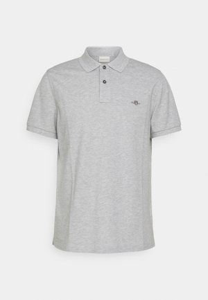 Šedá bavlnená polo košela s golierom, trojbuttonovou légou a malým vyšívaným logom na ľavej hrudi. Krátke rukávy.