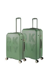 Dos maletas rígidas en verde oliva mate, con diseño en relieve del logo "DKNY", ruedas dobles, asas retráctiles y acabado texturizado.