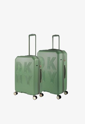 Dos maletas rígidas en verde oliva mate, con diseño en relieve del logo "DKNY", ruedas dobles, asas retráctiles y acabado texturizado.
