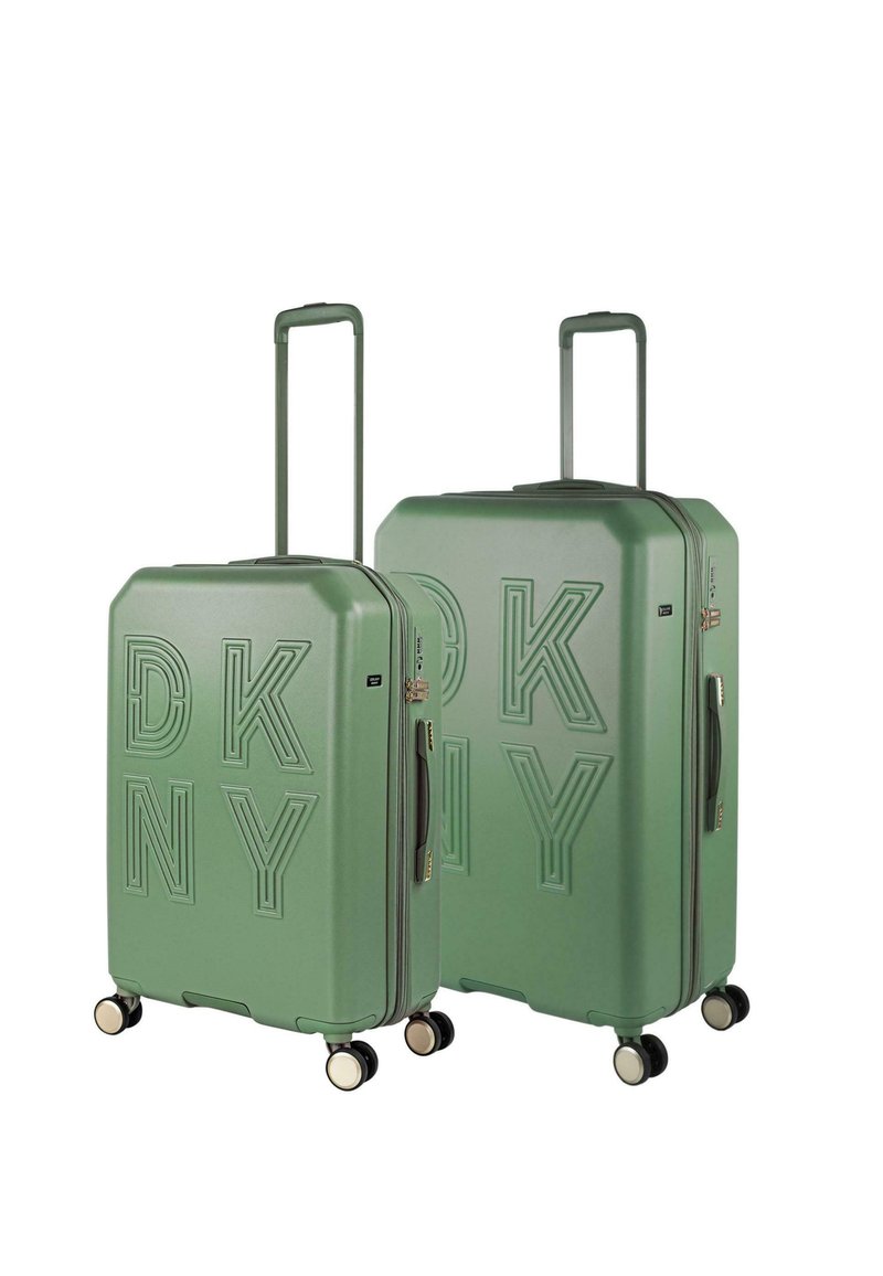Dos maletas rígidas en verde oliva mate, con diseño en relieve del logo "DKNY", ruedas dobles, asas retráctiles y acabado texturizado.