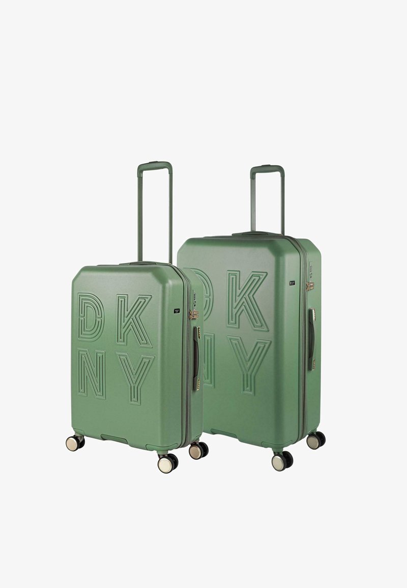 Dos maletas rígidas en verde oliva mate, con diseño en relieve del logo "DKNY", ruedas dobles, asas retráctiles y acabado texturizado.
