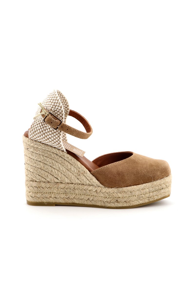 Scarpa wedge in suede marrone con tacco in tessuto intrecciato, cinturino alla caviglia regolabile e dettaglio in juta intrecciata lungo la suola. Finitura liscia.