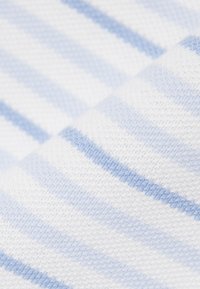 Pehmeä kangas, jossa on vaaleansinisiä ja valkoisia vaakaraitoja. Kangas näyttää yksityiskohtaisen neulostekstuurin ja lempeitä laskoksia.