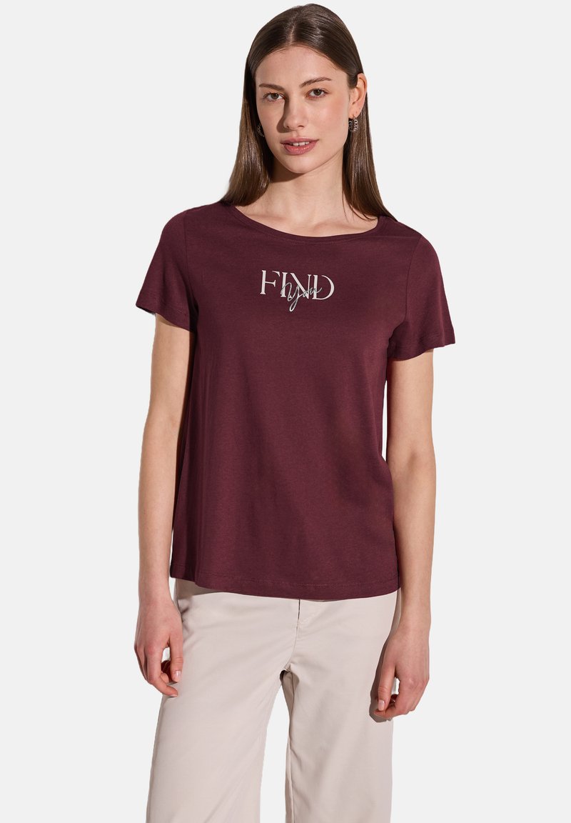 T-shirt bordeaux à manches courtes en tissu doux avec un imprimé graphique blanc "FIND yourself" sur le devant, col rond classique.