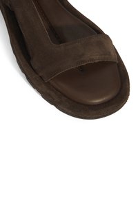 Desa Outdoorsandalen - brown