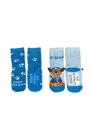 Calzini in peluche blu e blu chiaro con impronte di zampe, il testo "PAW PATROL" e un personaggio di cartone con un uniforme blu.