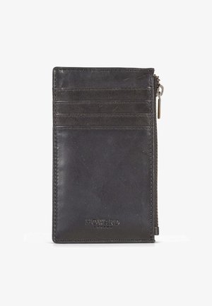 Zwart leren kaarthouder met zes kaartsleuven, een ritscompartiment en een gebosseerd logo. Gladde textuur met subtiele glans en strakke lijnen.