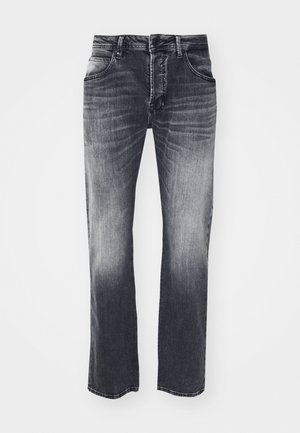 Jean noir en denim avec une coupe droite, présentant un léger délavage, cinq poches et un détail de braguette à boutons, sur fond blanc.