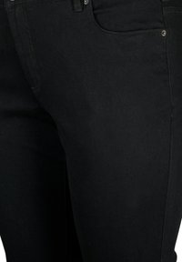 Melni džinsi iz denima ar šauru piegriezumu, klasisko piecu kabatu dizainu un smalku šuvju apdari. Tekstūras audums ar vieglu spīdumu.