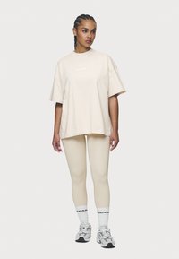 Pegador ARENDAL LOGO HEAVY OVERSIZED TEE - Apdrukāts T-krekls - washed coast sand/white