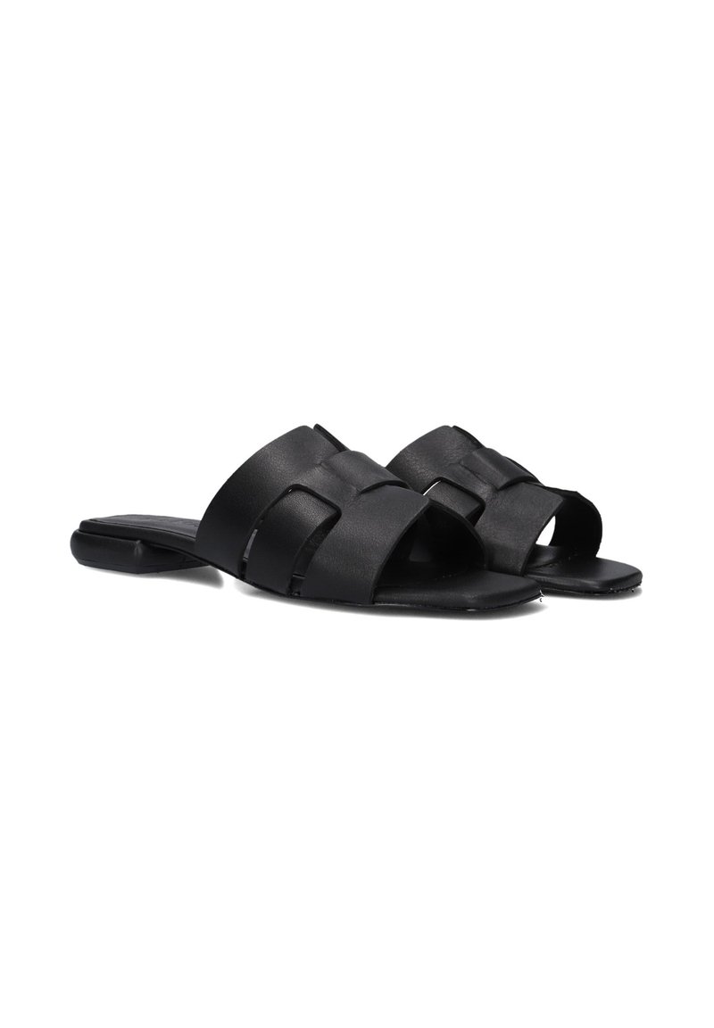 Zwarte leren slipper sandalen met brede, kruisende banden, open teendesign en platte zolen. Glad textuur overal.