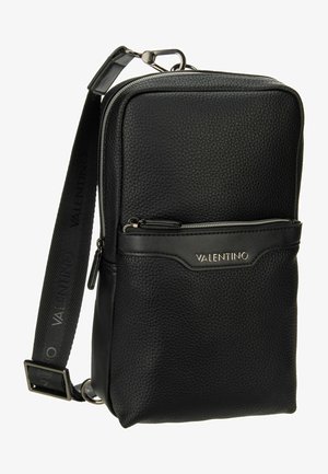 Sac bandoulière en cuir noir avec surface texturée, bandoulière ajustable et quincaillerie en argent. Comprend une poche zippée à l'avant et un accent de logo.