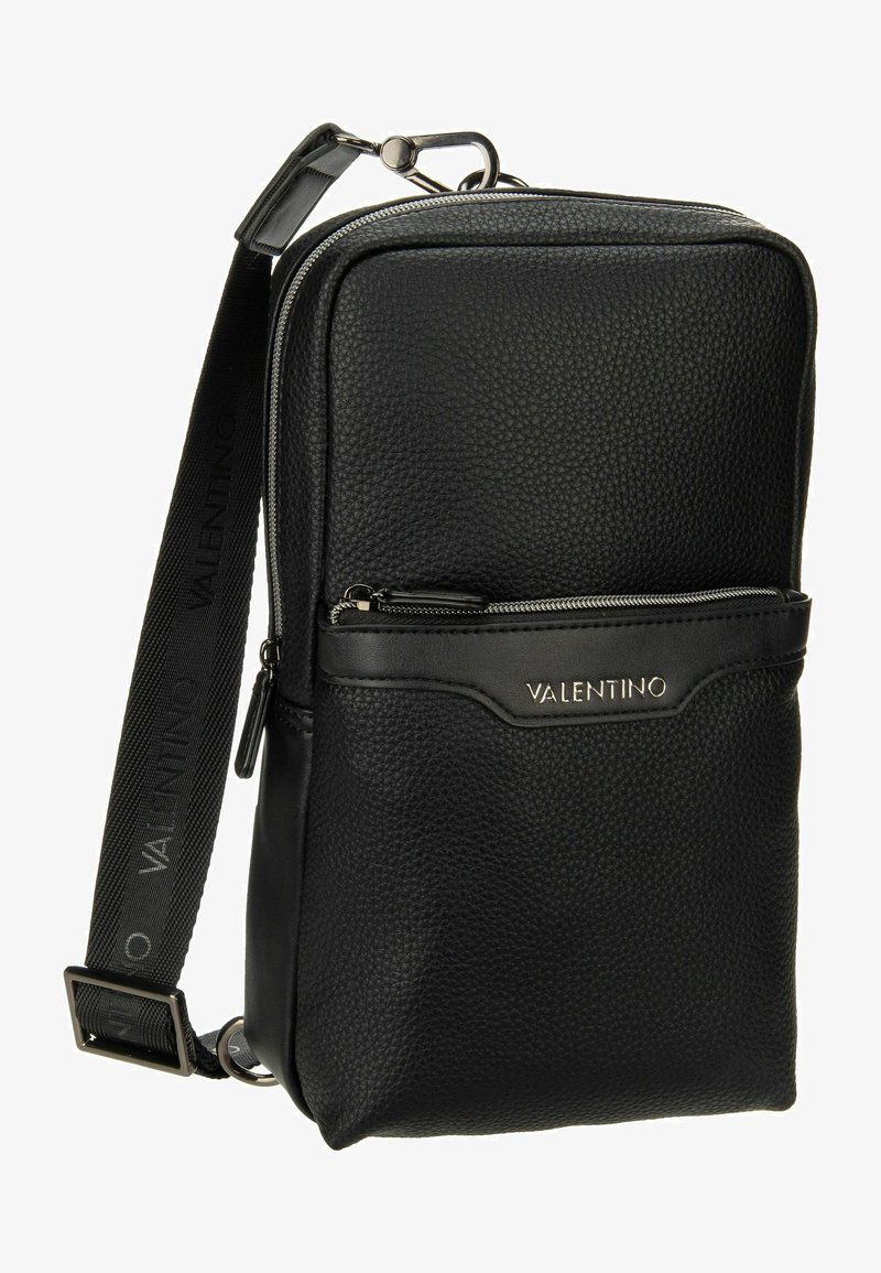 Borsa a tracolla in pelle nera con superficie testurizzata, tracolla regolabile e hardware in argento. Presenta una tasca frontale con zip e un accento con logo.