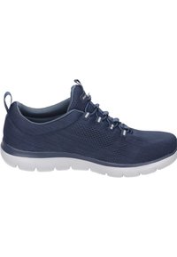 Marineblaue Sportschuh mit Mesh-Obermaterial, elastischen Schnürsenkeln, Zuglasche und weißer Gummisohle. Verfügt über ein strukturiertes Design für Atmungsaktivität.
