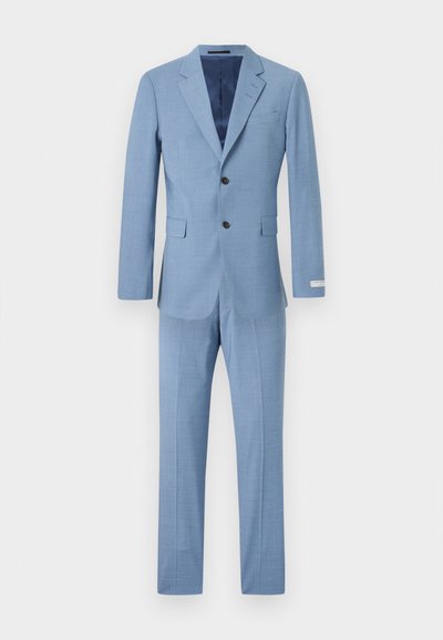 Ανοιχτό μπλε ανδρικό κοστούμι δύο κομματιών με σακάκι με μικρό πέτο, δύο μαύρα κουμπιά, τσέπες με καπάκι και παντελόνια ευθείας γραμμής που ταιριάζουν.