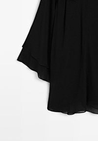 Schwarzes Chiffonkleid mit schwingenden Glockenärmeln, aus leichtem, semi-transparentem Stoff und mit einem lockeren Schnitt.