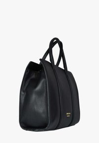 Borsa tote in pelle nera con texture liscia, forma allungata e doppi manici. Caratterizzata da una fodera sobria e un accento logo dorato.