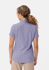 Korte mouwen geruite shirt in licht paars en wit katoen. Voorzien van een standaard kraag en een gebogen onderrand. Achteraanzicht weergegeven.