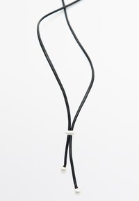 Sort lædersnor halskæde med en sølv accentperle og to perlignende ender. Glat tekstur, minimalistisk design og justerbar længde.