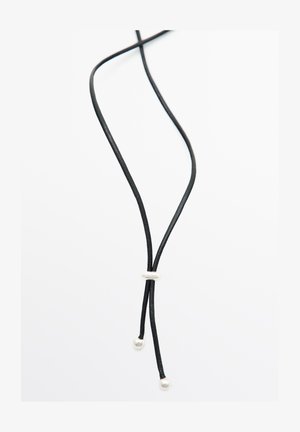 Collana in corda di pelle nera con un elemento decorativo in argento e due estremità simili a perle. Texture liscia, design minimalista e lunghezza regolabile.