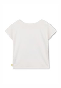 Biała bawełniana koszulka z krótkimi rękawami w kształcie rękawiczek, z okrągłym dekoltem i subtelną żółtą metką po lewej stronie bluzki, w pobliżu dołu.