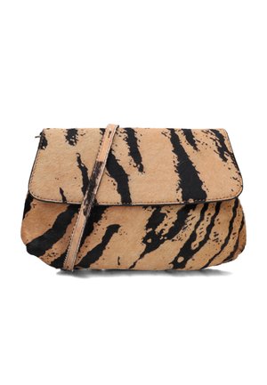 Borsa a tracolla a righe tigre con una finitura morbida e testurizzata. Presenta una base beige con strisce nere e una patta pieghevole. Inclusa una tracolla regolabile.