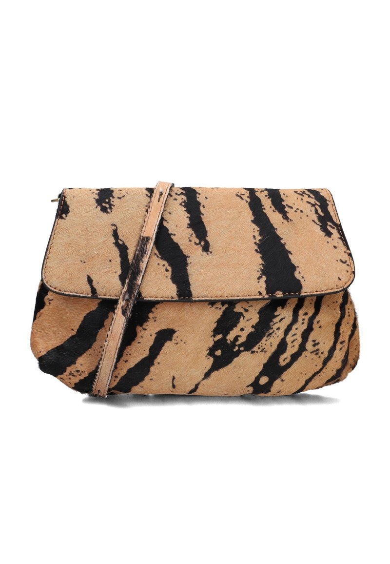Borsa a tracolla a righe tigre con una finitura morbida e testurizzata. Presenta una base beige con strisce nere e una patta pieghevole. Inclusa una tracolla regolabile.