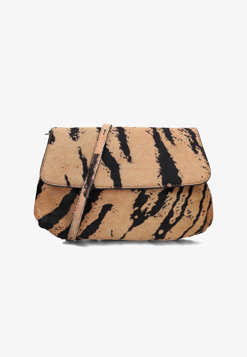 Borsa a tracolla a righe tigre con una finitura morbida e testurizzata. Presenta una base beige con strisce nere e una patta pieghevole. Inclusa una tracolla regolabile.