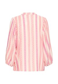 Rožinė ir balta dryžuota moteriška palaidinė su ilgomis pūstomis rankovėmis ir apykakle, rodoma iš nugaros ant balto fono.