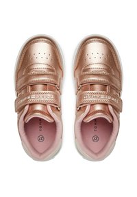 Sneakers metallico rosa oro con doppie strisce in Velcro, interno rosa imbottito, suola bianca e dettagli traforati sulla punta.