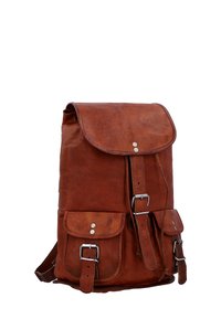 Mochila de cuero marrón con solapa plegable, dos bolsillos delanteros, herrajes plateados y correas ajustables. Textura lisa con costuras visibles.