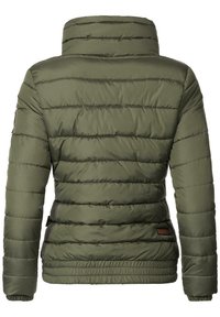 Giacca puffy verde oliva con collo alto, texture trapuntata, orlo e polsini elastici, e una piccola patch del marchio sul lato inferiore.