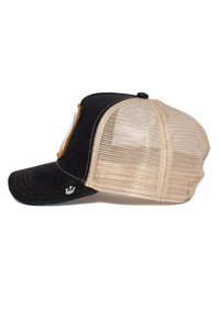 Gorra de camionero negra y beige con un frente sólido, parte trasera de malla, visera curva y un parche bordado en la parte delantera. Cuenta con un logo en el lateral.