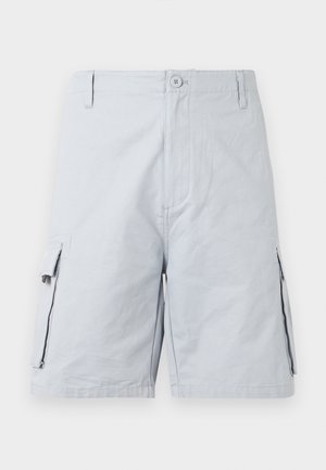 Lys grå herrecargoshorts med knappelukking, beltehemper og klafflommer på begge sider.