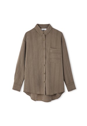 Camicia marrone a maniche lunghe con bottoni, righe verticali, taschino sul petto e orlo arrotondato su sfondo bianco.