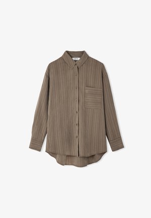 Brązowa koszula na długi rękaw z guzikami, ozdobiona pionowymi paskami, z kieszenią na piersi i zaokrąglonym dołem na białym tle.